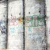 Teile der Berliner Mauer stehen in Diedorf an der Schmuttertalhalle