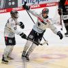 Jubel beim ERC Ingolstadt: Wayne Simpson (links) gratuliert Philipp Krauß zu einem seiner beiden Treffer. Am Ende gewannen die Panther in Frankfurt mit 4:2. Foto: Patrick Scheiber/Jan Huebner