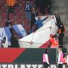 Nach einer Explosion am Samstagnachmittag im Augsburger Fußballstadion gab es mehrere Verletzte. 