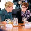 Verteidigungsministerin Annegret Kramp-Karrenbauer (rechts) im Gespräch mit ihrer Kabinettskollegin Franziska Giffey (SPD). 