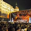 Eine Bühne für Konzerte sorgte damals für Open-Air-Stimmung unterhalb des beleuchteten Schlosses.