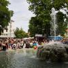 Christopher Street Day Augsburg 2019: Menschen jeglicher Couleur feiern ein buntes Fest auf dem Königsplatz und mit einem Umzug durch die Innenstadt.