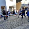 Bei strahlendem Wetter feierten die Schlorper auf dem Marktplatz in Krumbach Winterfest und stellten ihren Narrenbaum auf.