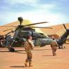 Bundeswehrsoldaten ziehen im Camp Castor in Gao (Mali) einen Tiger-Kampfhubschrauber aus seinem Hangar. 