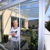 Gertrud Böpple aus Neusäß hat Kanalbeitrag gezahlt, weil sie ihren Balkon verglast hat. Ihre Bekannten unterstützen sie.
