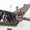 Ein Brand hat ein Einfamilienhaus in Kühbach unbewohnbar gemacht. Feuerwehr, Polizei und Rettungsdienst waren mit einem Großaufgebot vor Ort.