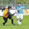 Türk Spor Ichenhausen (hier Ilker Tufan im Duell mit Scheppachs Torwart Stefan Werner) bleibt mit der Maximal-Ausbeute Tabellenführer.  