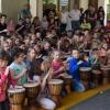 Johnny Lamprecht vom Trommelzauber-Team gab beim Aktionstag in der Grund- und Mittelschule Welden den Takt vor und über 400 Kinderhände trommelten mit Begeisterung mit. 