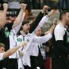 Da jubelten auch die Spieler auf der Ersatzbank: Die deutschen Handballer besiegten Polen beim WM-Auftakt klar.