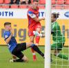 Marco Schuster grätscht für den SC Paderborn in den Schuss von Heidenheims Christian Kühlwetter. 