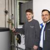 Die Wärmepumpe ist eingebaut, die Arbeit getan: Silas Struzyna, 16, macht eine Ausbildung zum Anlagenmechaniker bei Marc Schinke.  