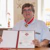 Ratskeller-Wirt Kurt Schubert mit Orden und Verleihungsurkunde des polnischen St.-Stanilaus-Ritterordens. 2006 hat er ihn für seinen Einsatz in der Polenhilfe in den Jahren 1981 bis 1988 bekommen.