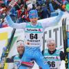 Iivo Niskanen jubelt über seinen Sieg auf den Schultern von Martin Johnsrud Sundby (l) und Niklas Dyrhaug.