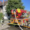 Um die Bewohner des Hauses zu retten, setzte die Feuerwehr eine Drehleiter ein.