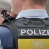 Ab Oktober werden bei der Polizei in Augsburg sogenannte Body-Cams getestet. So kann das aussehen: Eine keine Kamera zeichnet auf, was der Polizist erlebt. 