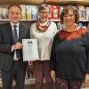 Bobingens Bürgermeister Klaus Förster freut sich mit Traudi Roth und Ute Graske vom Bobinger Weltladen über die Urkunde zur Titelerneuerung Fairtrade-Town.
