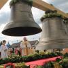 Am Samstag weihte der Augsburger Weihbischof Florian Wörner die drei neuen Glocken, die in Zukunft vom Turm der Kreuther Kirche MariäHimmelfahrt die Gläubigen zum Gebet einladen. Der Festakt fand amKreuther Sportplatz statt.