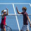 Angelique Kerber und Alexander Zverev haben bei der Wimbledon-Generalprobe in Eastbourne ihre Auftaktspiele gewonnen.