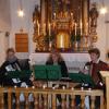 Jürgen Lechner (rechts) übersetzte „A Christmas Carol“ ins Boarische. Die musikalischen Beiträge lieferte er mit Panflöte sowie die Burgheimer Zwoaring-Musi mit (von links) Johannes Hieber, Elfriede Marb, Elisabeth Zach und Irmgard Weigl. 