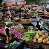 Händler bringen ihre Waren in der Kaschmir-Region morgens mit dem Boot zum Markt: eines der Fotos des US-Amerikaners Steve McCurry, das im Museum Brot und Kunst zu sehen ist. 	