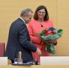 Alterspräsident Paul Knoblach (Grüne) macht Platz für die wiedergewählte Landtagspräsidentin Ilse Aigner.