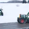 Zu Beginn der Protestwoche startet ein Traktoren -und LKW-Konvoi nach München. Etliche Landwirte und Spediteure blockieren mit ihren Fahrzeugen die beiden Kreisverkehre an der A96.