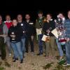 Siegerehrung im Dunkeln: Die Teilnehmer am Fackelschießen der Bogenabteilung der FSG Neuburg freuen sich über eine gelungene Veranstaltung. 