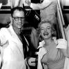 Marilyn Monroe und ihr frisch angetrauter dritter Ehemann, der Dramatiker Arthur Miller, bevor sie am 13.07.1956 in New York ein Flugzeug nach Großbritannien besteigen.