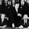 Historischer Anknüpfungspunkt: Der französische Staatspräsident Charles de Gaulle und der deutsche Bundeskanzler Konrad Adenauer unterzeichnen am 22. Januar 1963 im Pariser Élysée-Palast den deutsch-französischen Freundschaftsvertrag. Jetzt wird der Faden in Aachen wieder aufgenommen. 	 	