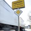 Anwohner der Staatsstraße 2020 in Hegelhofen, Attenhofen und Weißenhorn sind besonders stark von Verkehrslärm betroffen. Mithilfe eines Lärmaktionsplans will die Stadt Schutzmaßnahmen umsetzen.  	