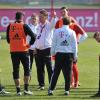 «Business as usual»: Trainer Louis van Gaal (m) beim Training mit dem FC Bayern. dpa
