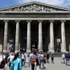 Besucher gehen vor dem Britischen Museum. Das British Museum in London beklagt den Verlust mehrerer Objekte.