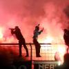 Pyrotechnik im D-Block des Ulmer Donaustadions – der Block der Spatzen-Fans. Doch auch die Düsseldorfer Anhänger zündelten gewaltig. 	