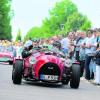 In Reih und Glied säumten die Zuschauer der Oldtimer-Rallye bereits am Start in Meitingen die Straßen: Ein Team bildeten Gerhard Bayerle und Raimund Lustig aus Königsbrunn, die im roten Triumph (Baujahr 1968) mitfuhren. Foto: Marcus Merk