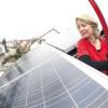 Diese Hausbesitzerin aus Pfuhl freut sich, dass die Solaranlage auf ihrem Dach rechtzeitig ans Netz gegangen ist. In Zukunft aber soll die Förderung für den Sonnenstrom drastisch gekürzt werden.  