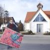 Stille Heldin Brigitte Rid vor der ökumenischen Friedenskapelle St. Josef in Obermeitingen – das Bild drückt für sie symbolisch aus, dass sie sich für diese Welt einsetzt.