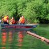 Die Feuerwehr Illertissen beim Einbringen der schwimmenden Ölsperre.