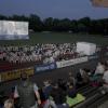 Bei schönem Wetter tummeln sich Hunderte Filmfans beim Königsbrunner Sommerkino. 