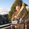 Veranlasst durch die Coronakrise will Adalbert Burkhart mit seinen Melodien, die er täglich von seinem Balkon aus darbringt, seinen Mitmenschen Freude bereiten. Unser Bild zeigt den Musikanten mit seinem Tenorhorn. 	