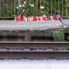 Blumen und Kerzen stehen an Gleis eins am Bahnhof in Voerde.
