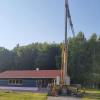 Östlich der Verbindungsstraße zwischen Apfeldorf und Birkland entsteht die Schutzhütte für den neuen Waldkindergarten.