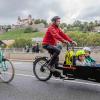 Bequem und sicher: Kinder in solchen Lastenrädern zu transportieren, ist neben Kindersitz und Anhänger eine gängige Möglichkeit. Doch jede Variante hat Vor- und Nachteile, was die Sicherheit angeht. Das Bild zeigt Teilnehmer einer Familien-Fahrraddemo 2021 in Würzburg.