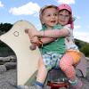 Ein süßes Bild, aber außer Konkurrenz für unsere Sommerstars-Aktion: die vierjährige Sophia und der dreijährige Lukas am Zusmarshauser Rothsee.