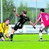 In dieser Szene blieb Markus Gail Sieger gegen Joachim Frey, Michael Neher (Nummer 9) brauchte nicht einzugreifen. Dennoch musste der Affinger Keeper im Heimspiel gegen den TSV Schwabmünchen dreimal die Kugel aus den Maschen holen. Foto: Peter Appel