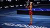 Aryna Sabalenka küsst nach ihrem Sieg den Pokal.