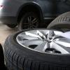 Frische Gummis ans Auto: Das Herstellungsdatum von Reifen kann man an der DOT-Nummer an der Reifenflanke erkennen.