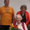 Lisbeth Thomas wurde in Königsbrunn als 300. Zeitbörsen-Mitglied von Stefan Demharter und Ilse Schäffer mit Blumen begrüßt. 	Foto: Eckhart Schäffer