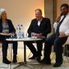 Pfarrerin Rebekka Hemminghaus, Dekan Ulrich Kloos und Imam Israfil Polat bei der Podiumsdiskussion im Club Orange. 	
