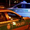 Vor einer Kneipe in der Maximlianstraße attackierte ein 22-Jähriger in der Nacht auf Samstag laut Polizei mehrere Beamten. Er kam in den Arrest.