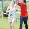 Willkommene Wasserdusche beim Landkreislauf bei hochsommerlichen Temperaturen.